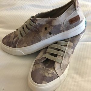 Never worn blowfish size 9 flats